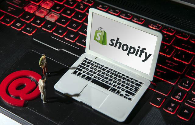 定制外貿(mào)獨(dú)立站商城和選擇Shopify建站大比拼，一擼到底！